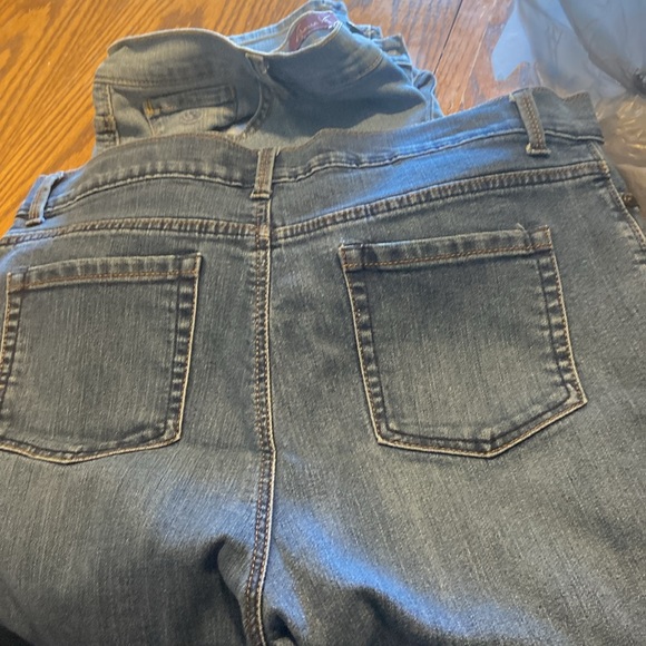 Gloria Vanderbilt Amanda jeans both 16p new w/o tags one is a little darker - Picture 4 of 4